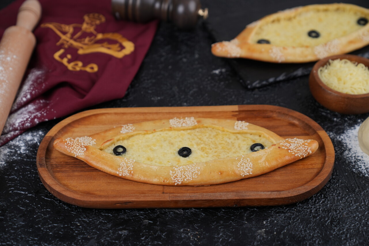 فطيرة شختورة بالجبنة والزيتون